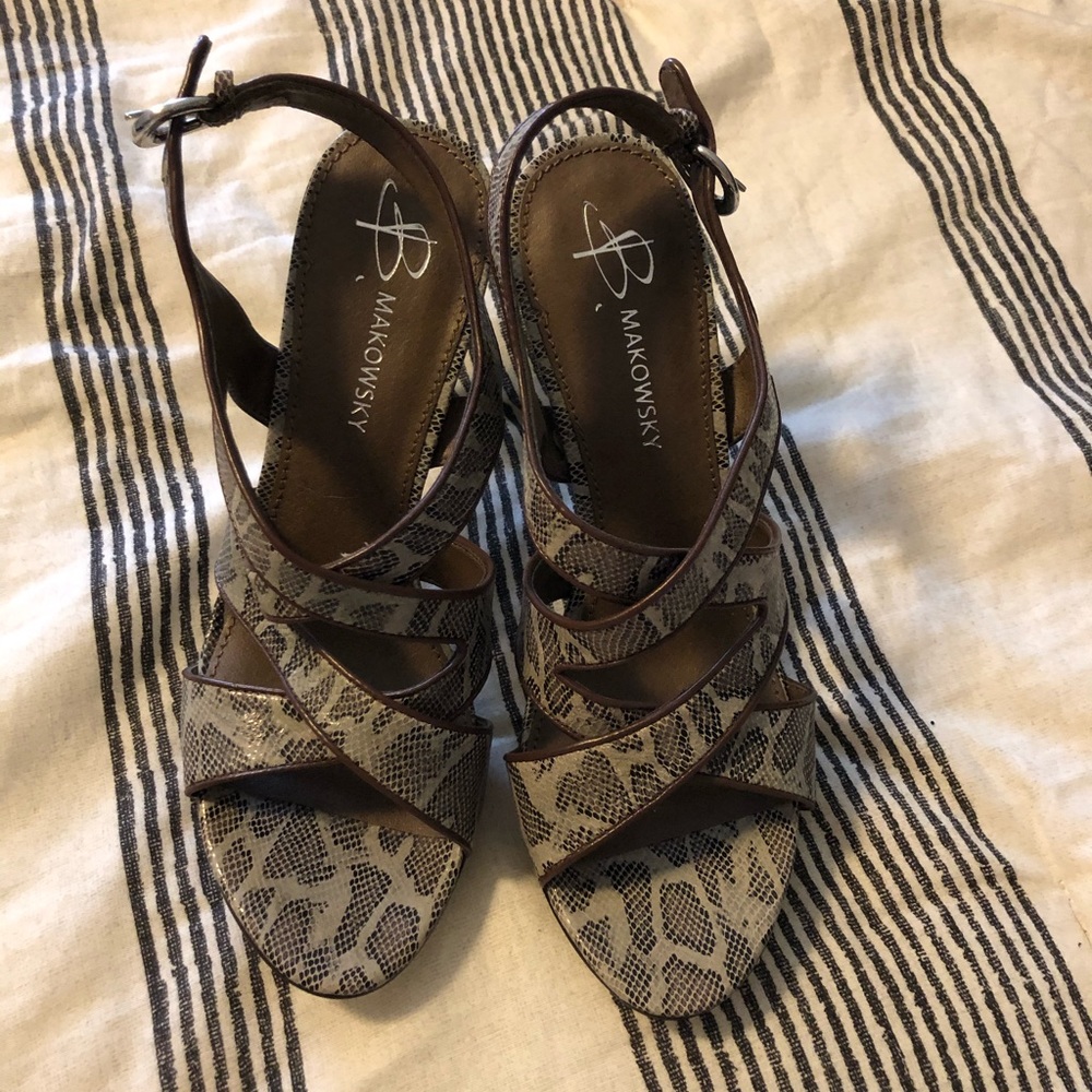 Strap shoes